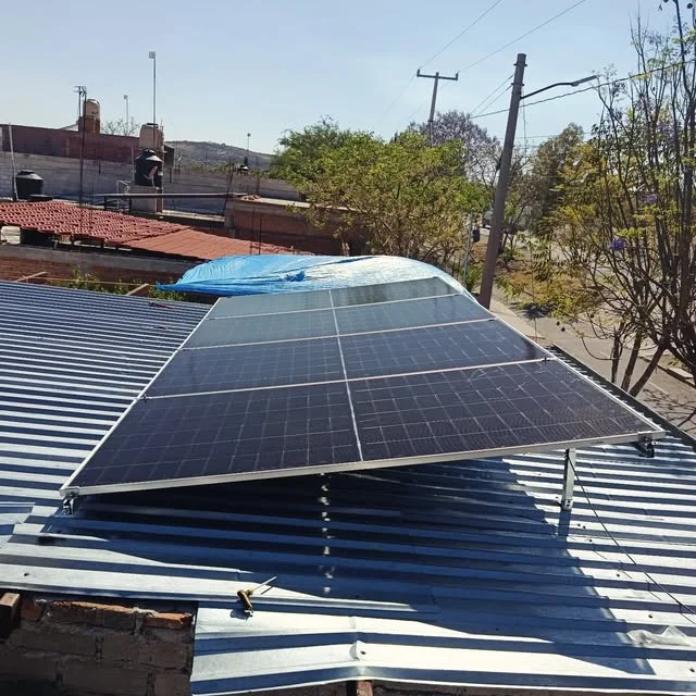 Paneles solares instalados sobre techo de lámina