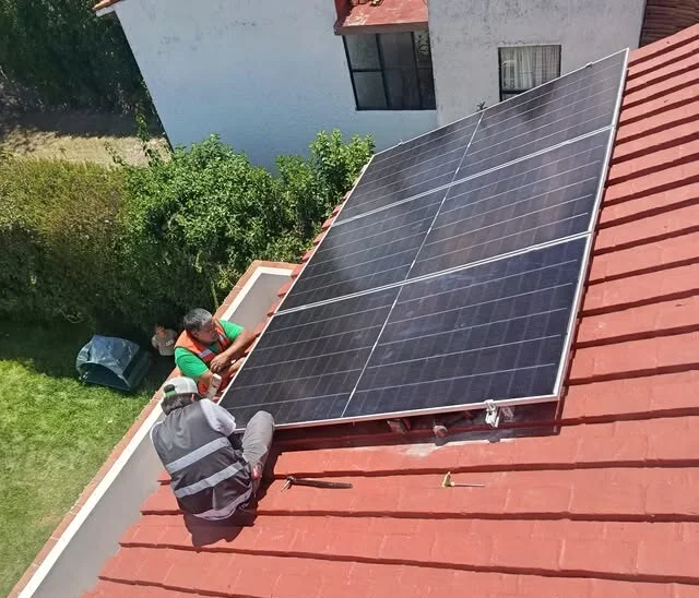 Instalación de paneles solares en el Club de Golf de Tequisquiapan
